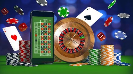 Dealer live casino profesional menyajikan permainan real-time